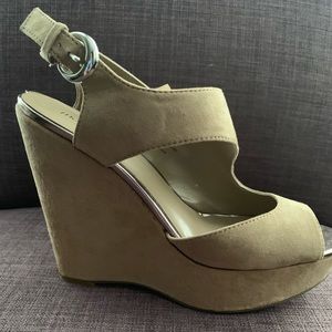 Maurice’s tan wedges. 👑